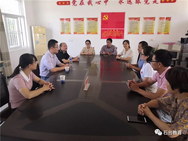 李军在七都中心学校与学校负责人、教师代表亲切交谈。