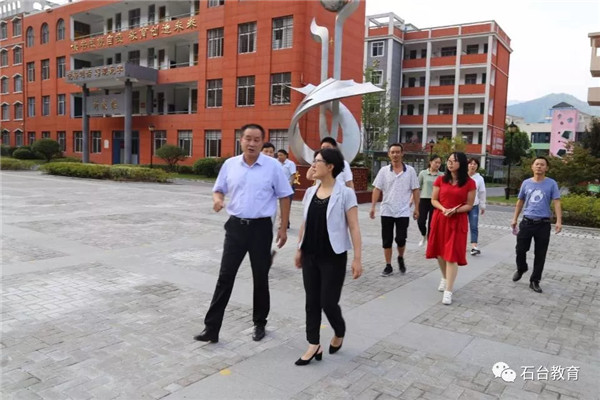 县长章文静在县二中走访慰问。