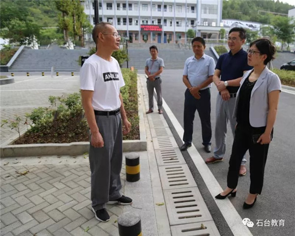 县长章文静在丁香中学与一线教师亲切交谈,了解教师工作、生活情况。