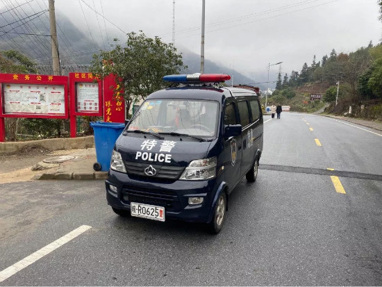 特警巡逻车宣传防疫常识