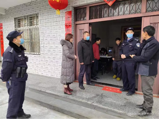 小河镇民警劝阻村民举办婚宴防控疫情