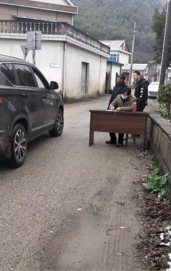 丁香镇华桥村对进村车辆进行登记管控