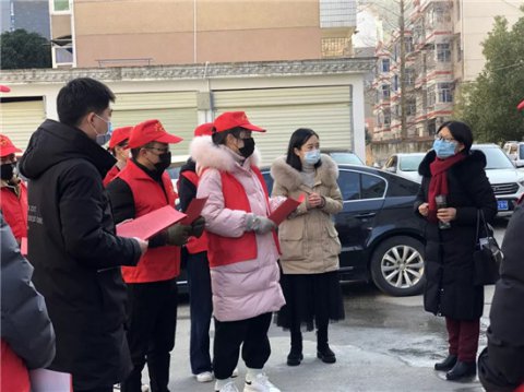 县长章文静看望青年志愿者
