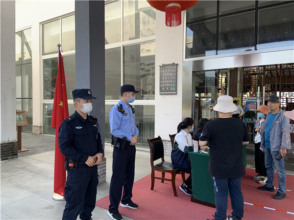 10月1日上午,石台县公安局大演派出所民警在牯牛降景区游客服务中心值班值勤。