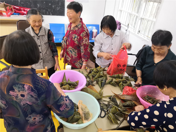 丁香镇华桥村开展“粽情端午，欢聚一堂” 我们的节日·端午节关爱老人主题活动_副本.jpg