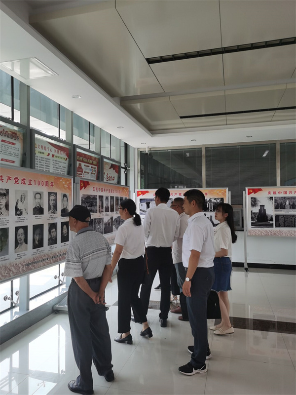 6.29组织观看图片展.jpg
