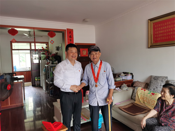 7.1为老党员颁发纪念章.jpg