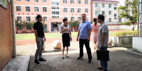 副县长喻志敏到实小调研开学工作