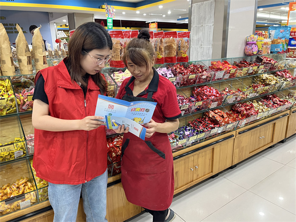 七都镇团委开展扫黄打非专项整治活动02.jpg