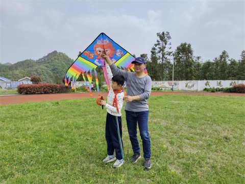 放飞心情  收获快乐――七都中心学校开展第十八届“风筝节”活动