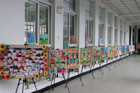 丁香中心学校举办美术优秀作品展