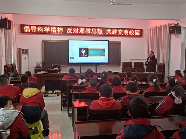 石台法院简报第12期 “无邪”宣传进校园  守法教育护成长 3.1_副本.jpg