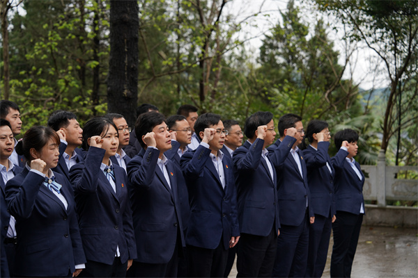 图说：全体党员整装肃立，高举右拳，重温对党的铮铮誓言（摄影：张航）_副本.jpg