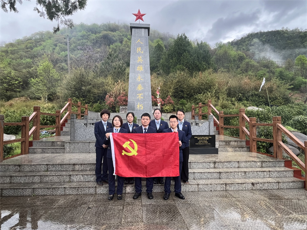 图说：石台农商银行仙寓党支部前往烈士墓前追忆历史，缅怀先烈，学习先烈事迹，弘扬爱国主义精神。（摄影：黄威）_副本.jpg