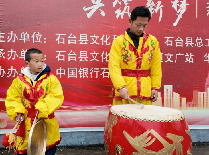 华桥舞狮。