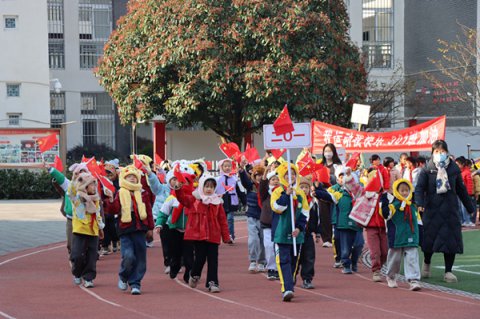 ȼ�鶬�գ��������� ������������ѧУ��ʮ���춬���˶���Բ����Ļ