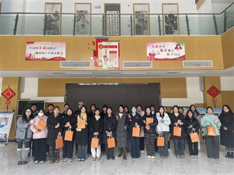 ���Ŵ�н���ഺ��ɣ������ʯ̨�ء�����ѧ�ӿ����硱�Բ���ٰ�